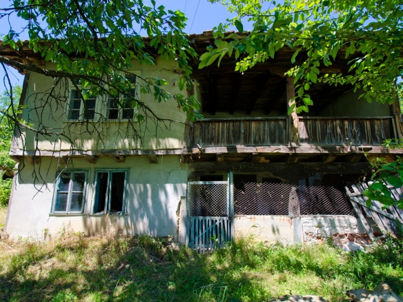 Стара селска къща с класическа архитектура