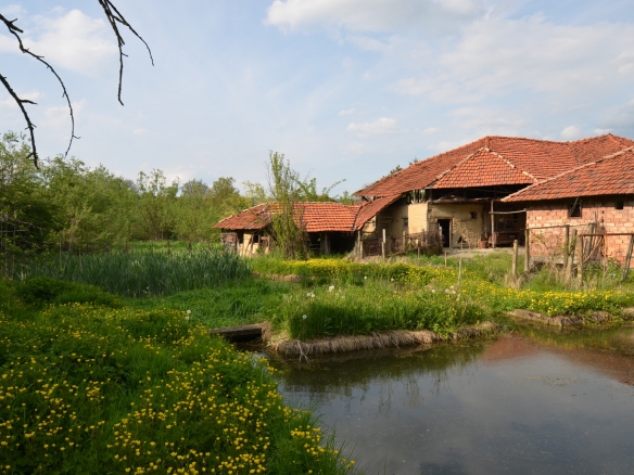 Стара къща и плевня