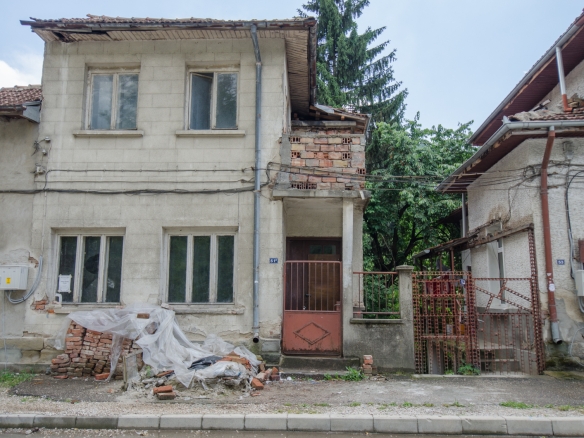 Застроен парцел със стара къща