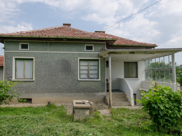 Типична селска къща в обновено и оживено село
