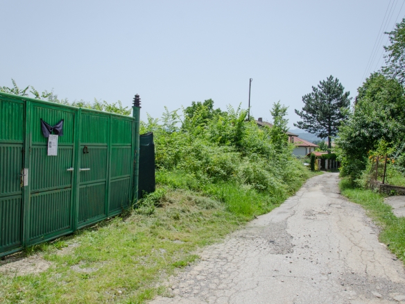 Парцел с основи в процес на изграждане
