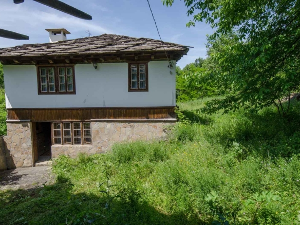 Реновирана малка селска къща с голям двор