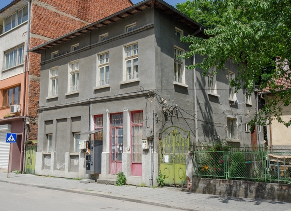 Стара къща с търговски помещения