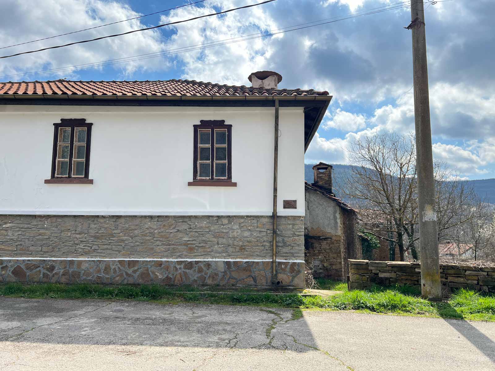 Двуетажна напълно реновирана къща