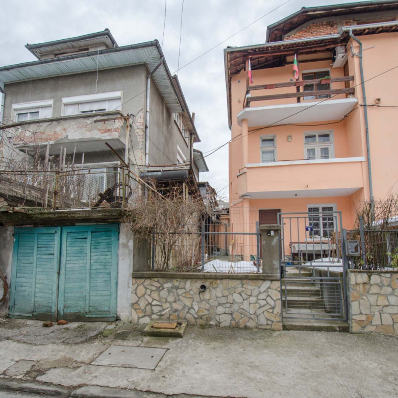 Етаж от къща с два гаража в Центъра