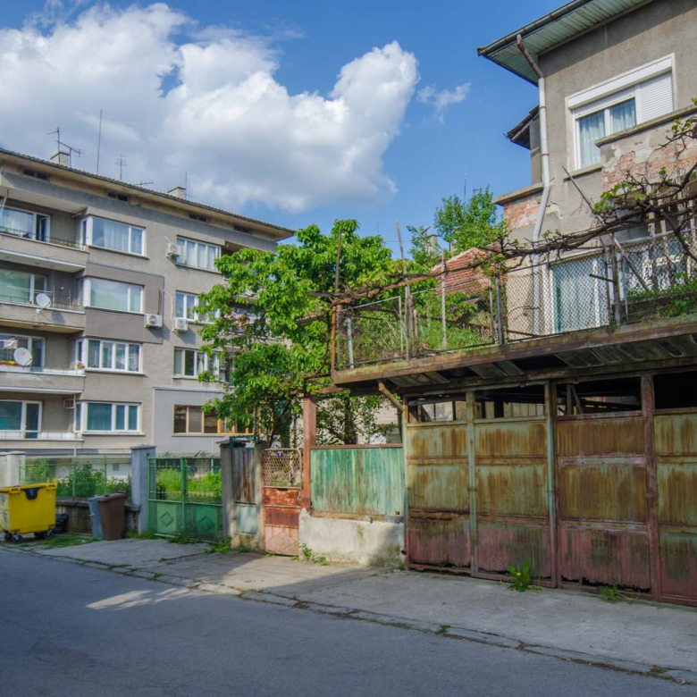 Етаж от къща с два гаража в Центъра