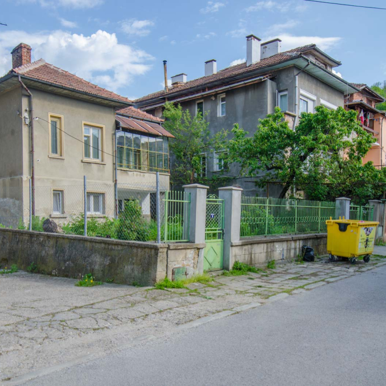 Етаж от къща с два гаража в Центъра