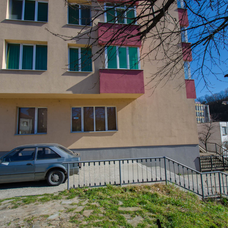 Парагон продава апартамент разположен на партерен етаж в санирана и отлично поддържана сграда.