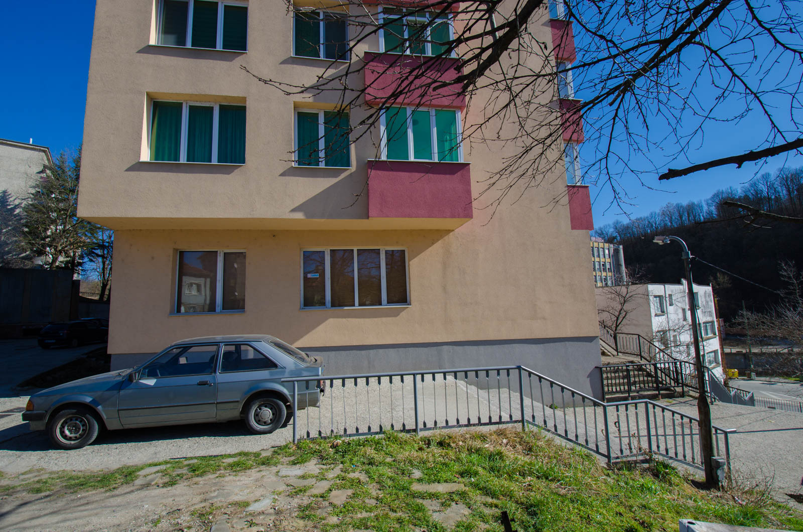 Парагон продава апартамент разположен на партерен етаж в санирана и отлично поддържана сграда.