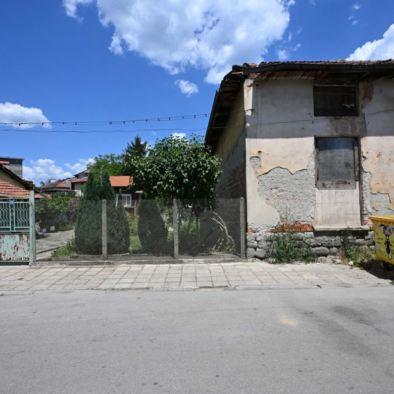 Парцел с лице на две улици