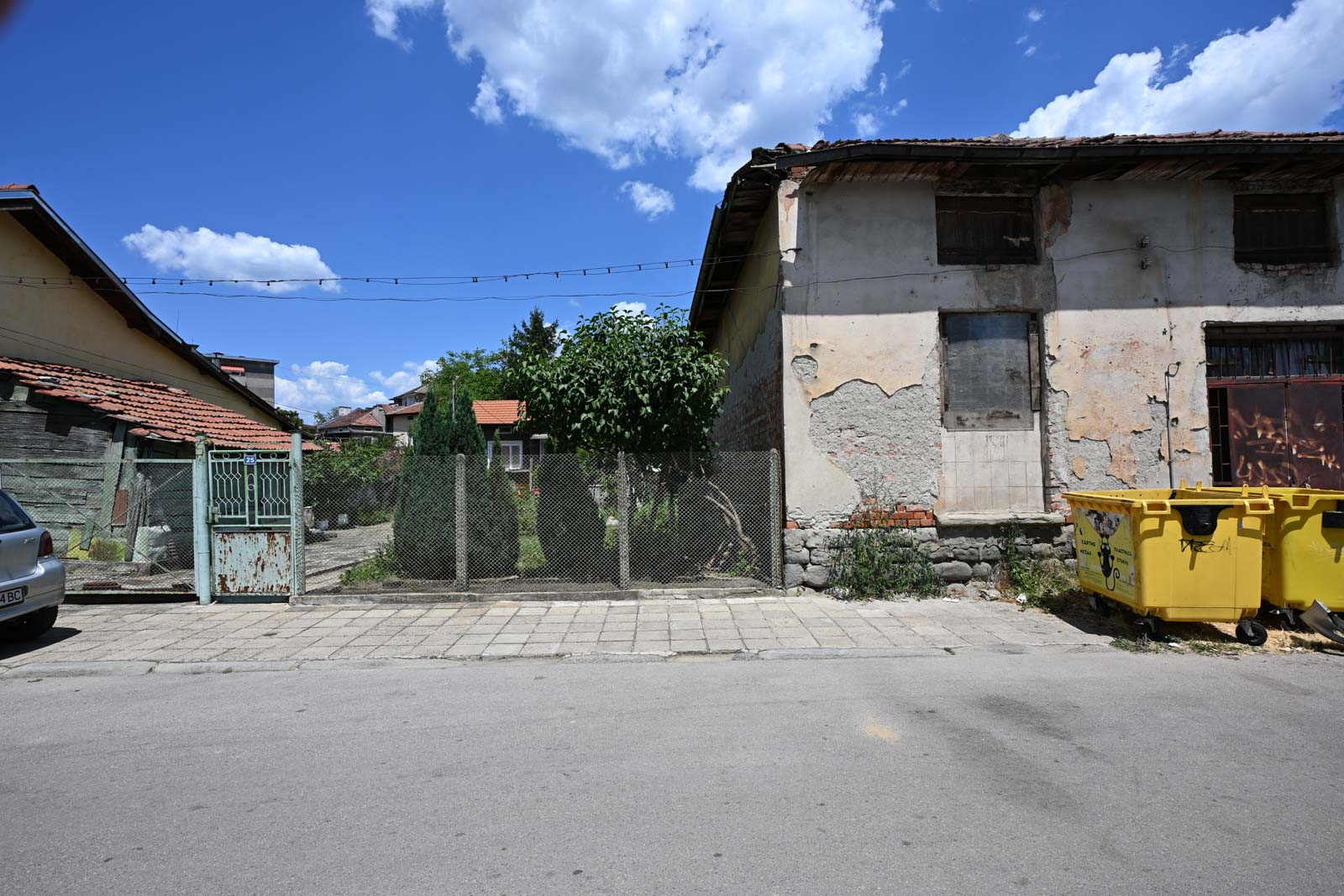 Парцел с лице на две улици