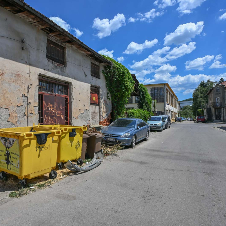 Парцел с лице на две улици
