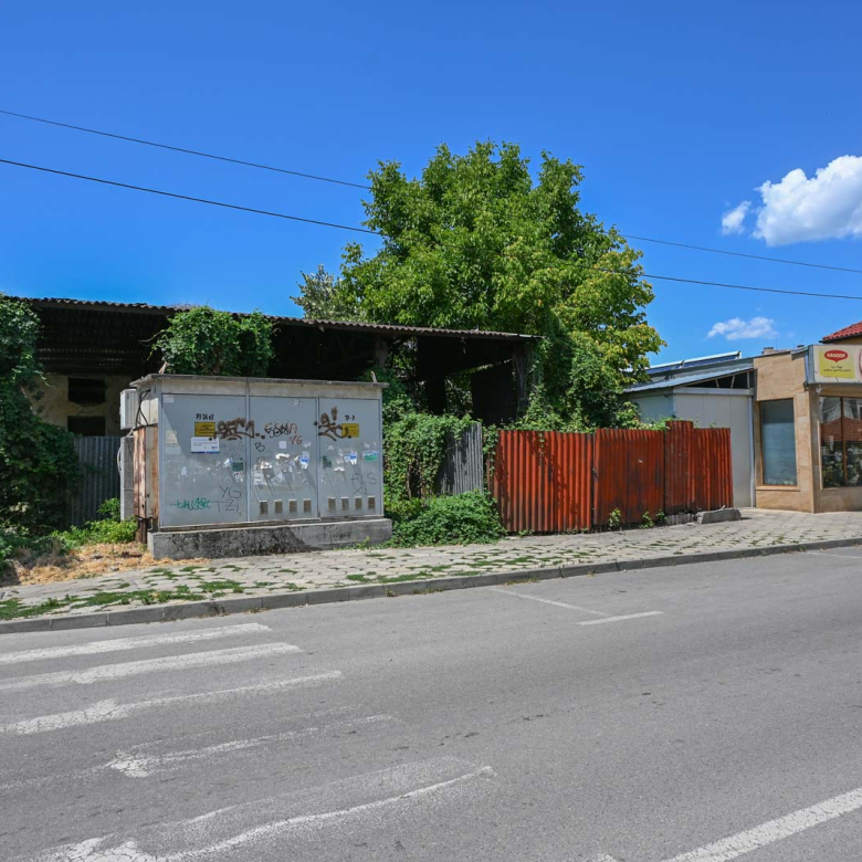 Парцел с лице на две улици