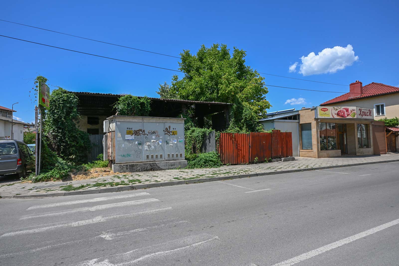 Парцел с лице на две улици