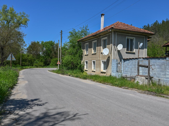 Малка селска къща в края на село Гъбене