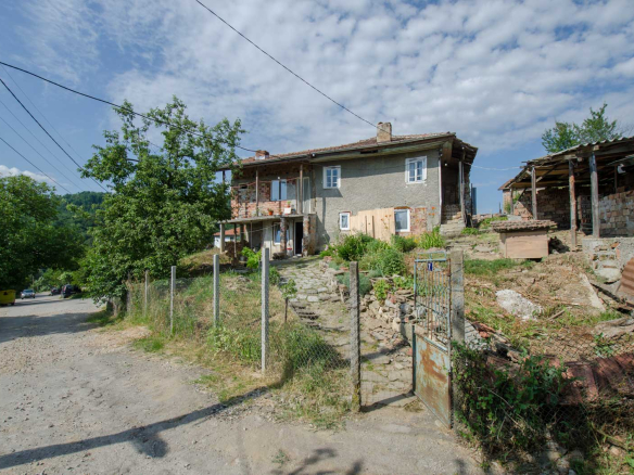 A house in a sunny location in the Velchevtsi district