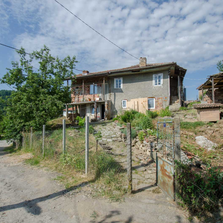 Продава къща на слънчево място в кв. Велчевци