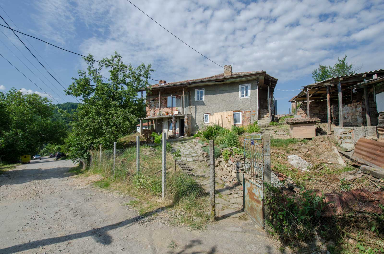 Продава къща на слънчево място в кв. Велчевци