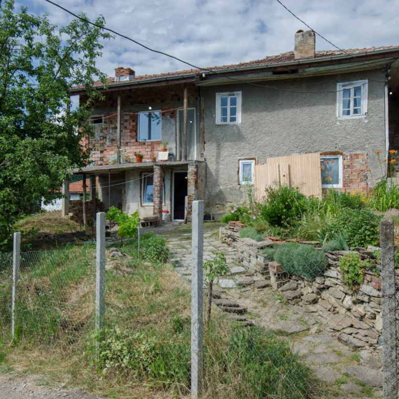 Продава къща на слънчево място в кв. Велчевци