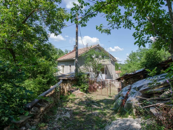 Продава скрита в гората къща и плевня