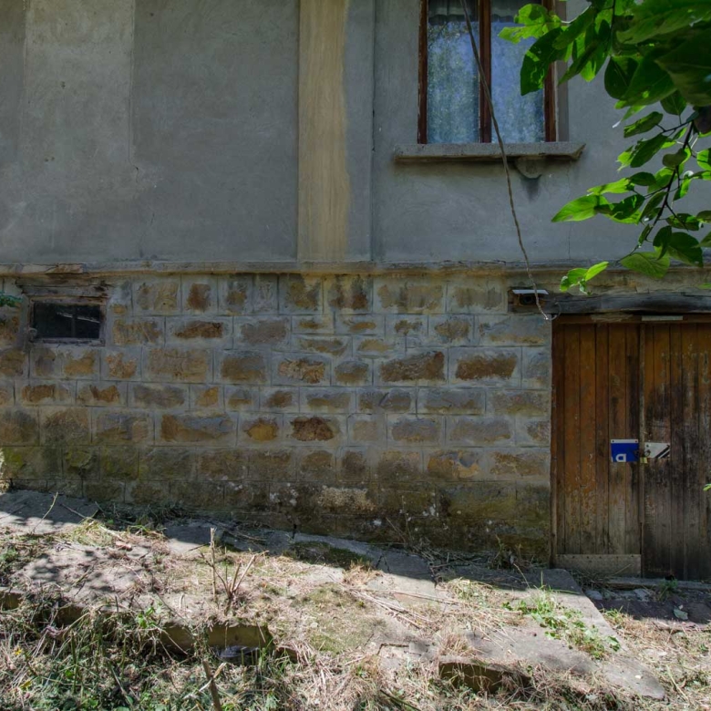 Къща с огромен двор на 9 км от Габрово