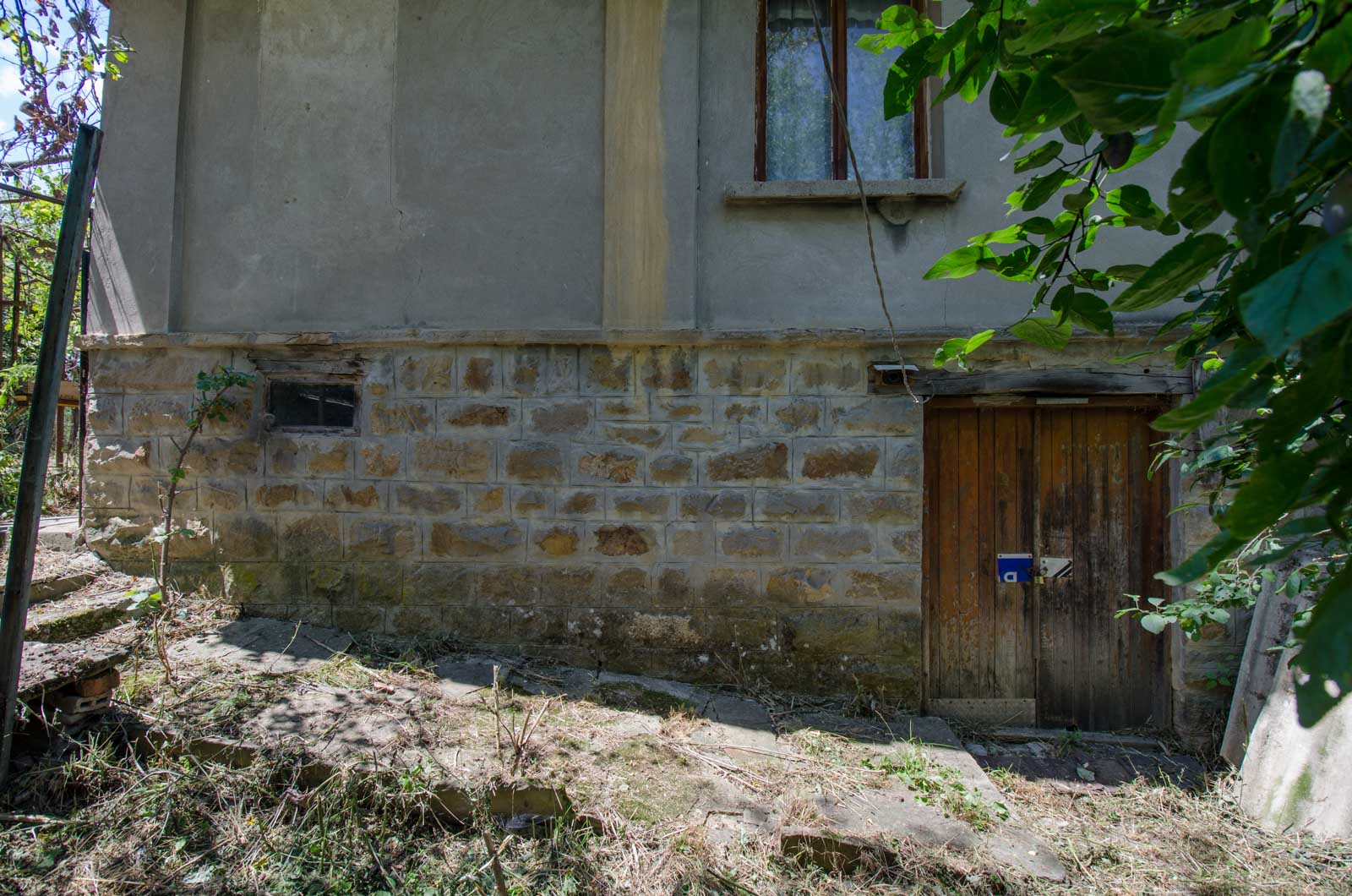 Къща с огромен двор на 9 км от Габрово