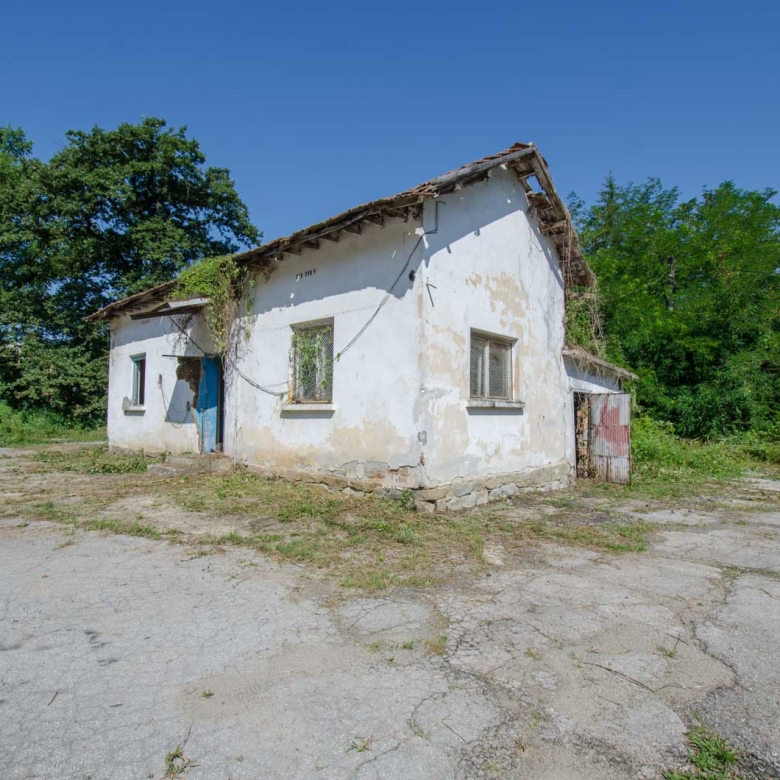 Продава ексклузивно база за пътна или строителна фирма