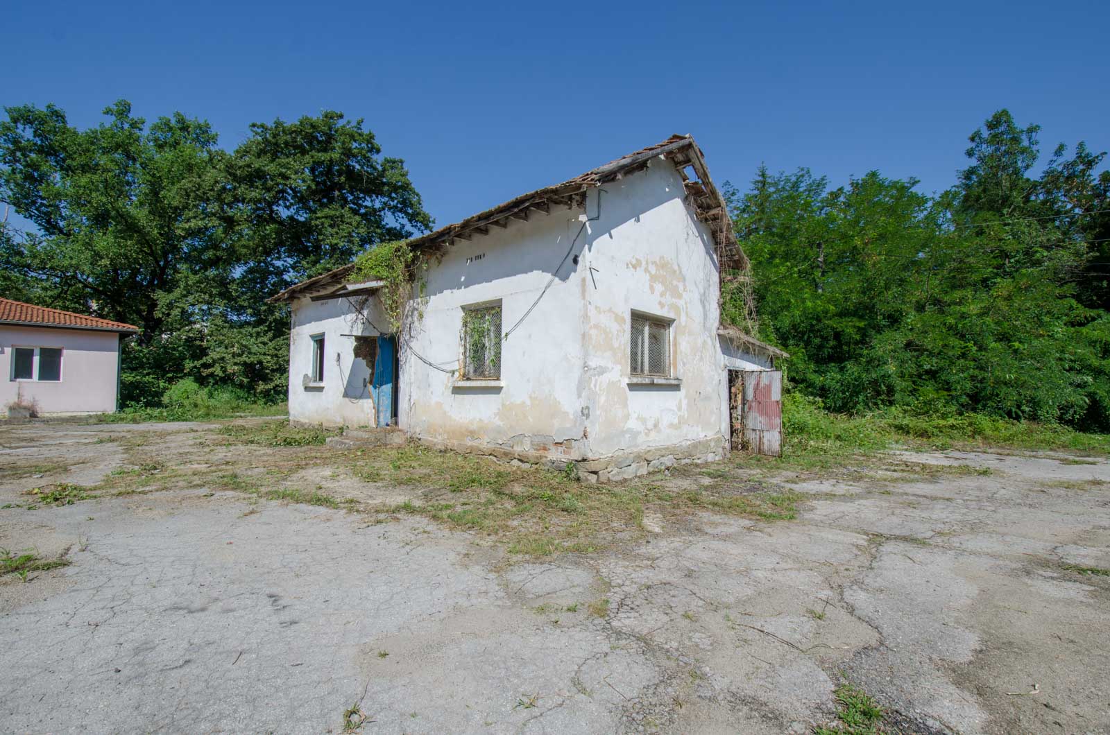 Продава ексклузивно база за пътна или строителна фирма