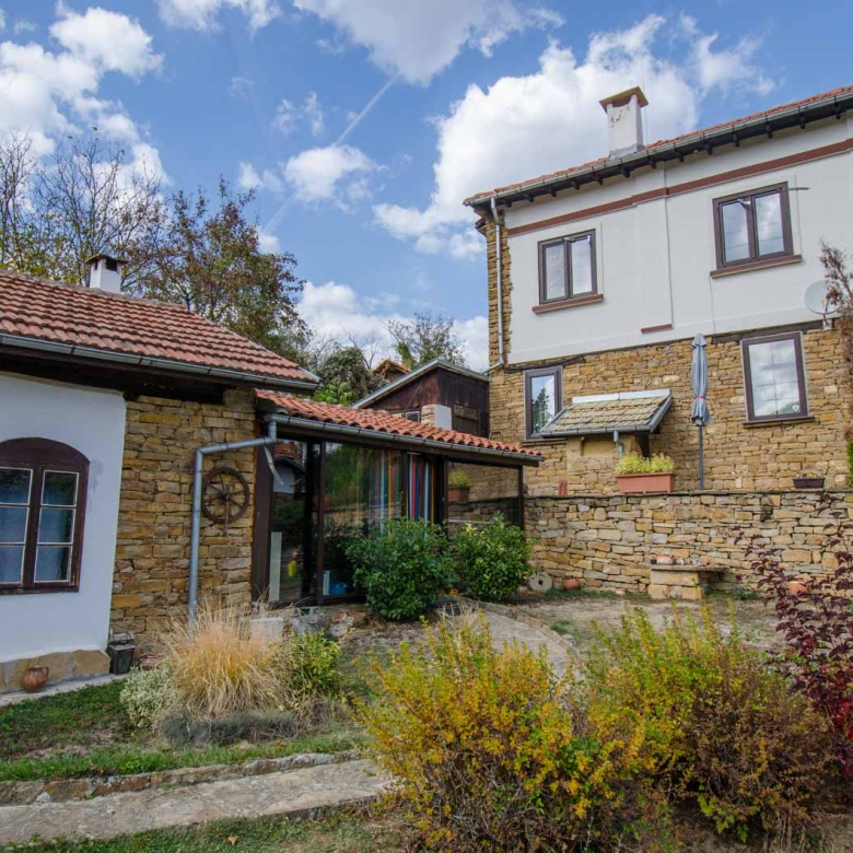 Качествено ремонтирана стара каменна къща и плевня