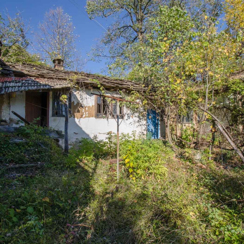 Селски имот с каменни зидове и сгради