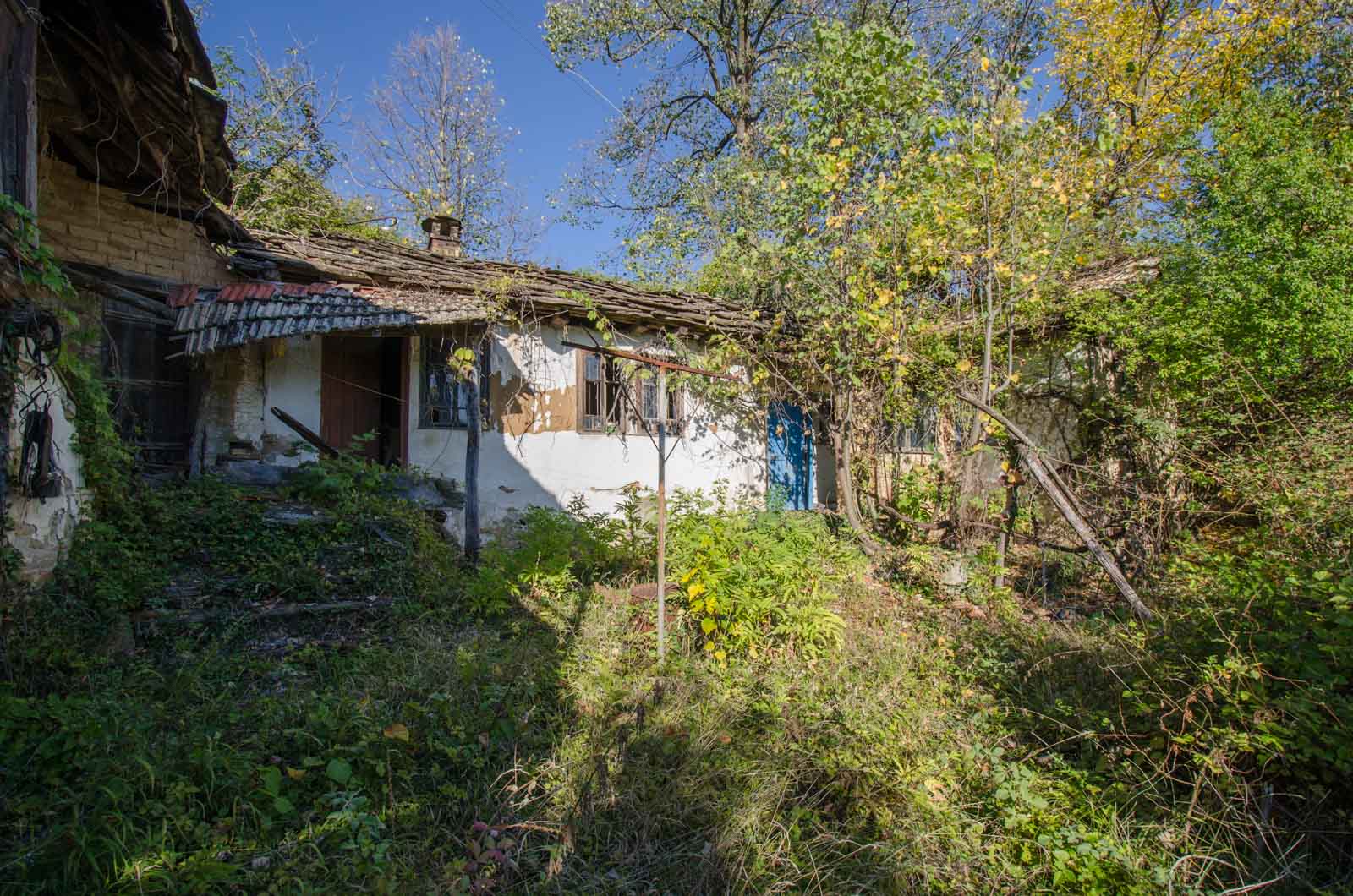 Селски имот с каменни зидове и сгради